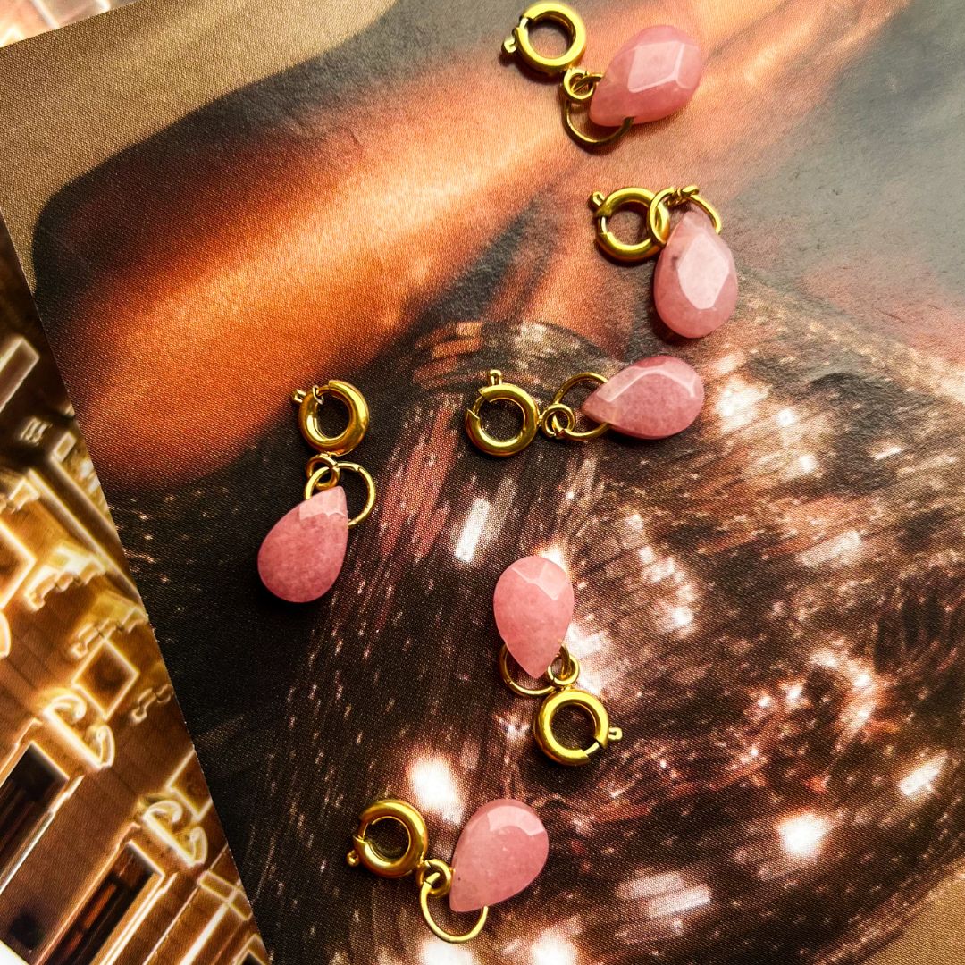 Aardbeienkwarts Charm | Natuursteen bedel | The Charm Bar | Sieraden By Frances Falicia