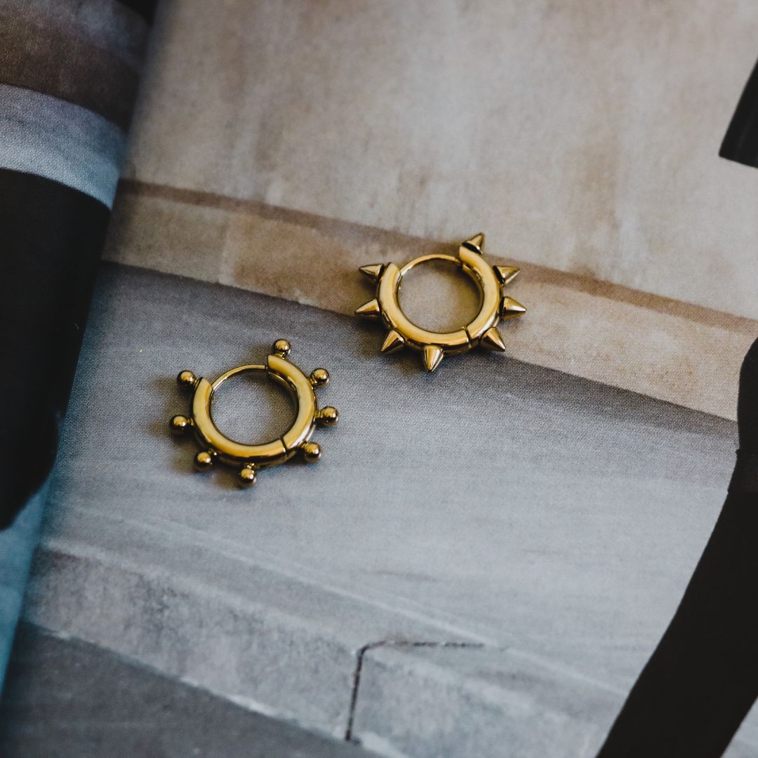 Bali Hoops met bolletjes | Stainless steel oorbellen | By Frances Falicia