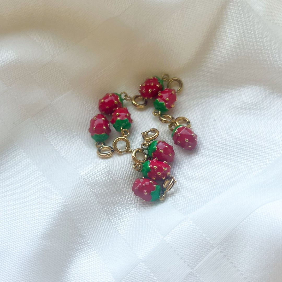 Berry Kiss | Aardbei bedel | The Charm Bar | Fruit hangertje | Sieraden By Frances Falicia