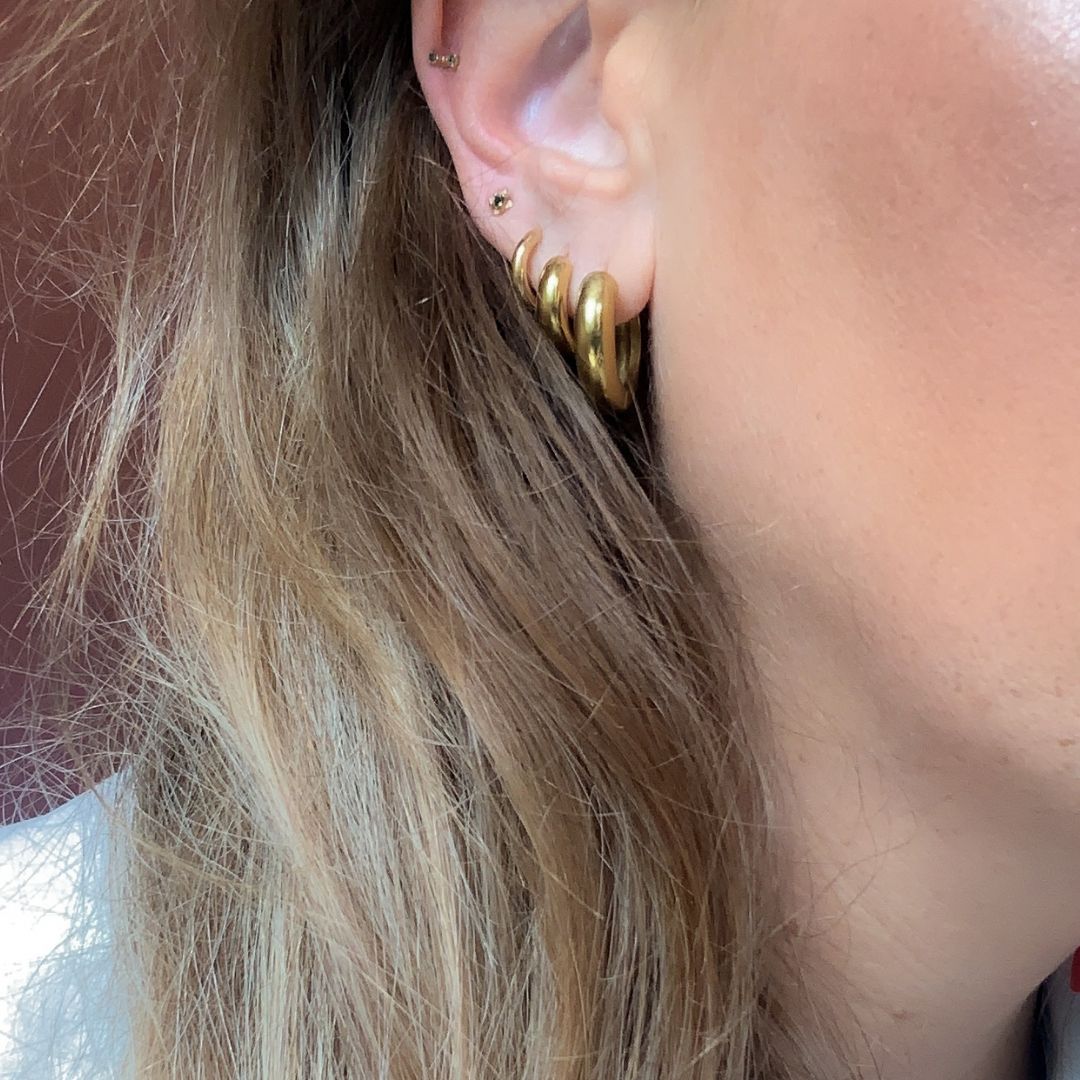 Pavé huggie hoops | Huggie oorbellen | 18mm | Stainless steel oorbellen By Frances Falicia