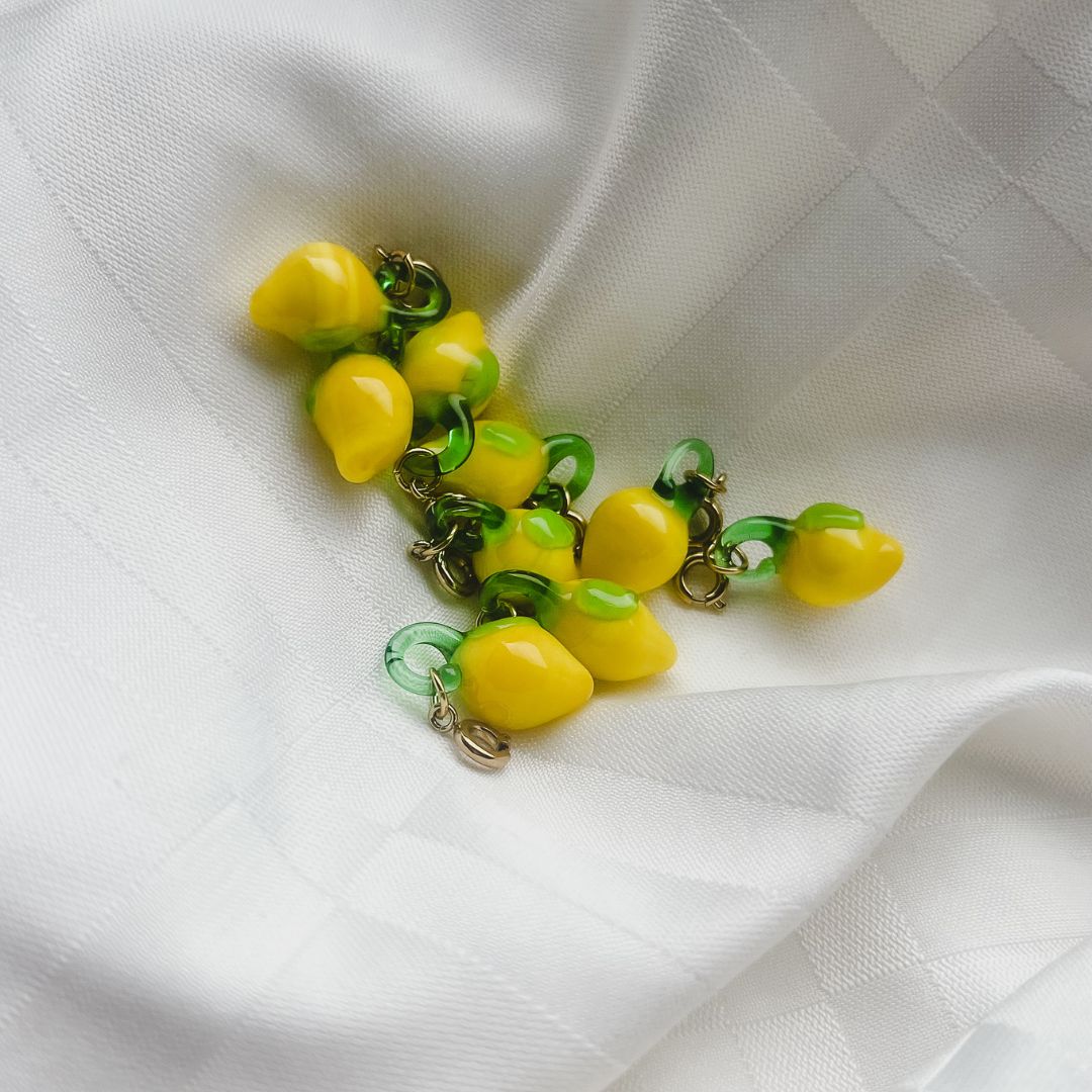 Lazy Lemon | Citroen bedel | Citrus hangertje | Lemon charm | Bedeltjes | Sieraden By Frances Falicia