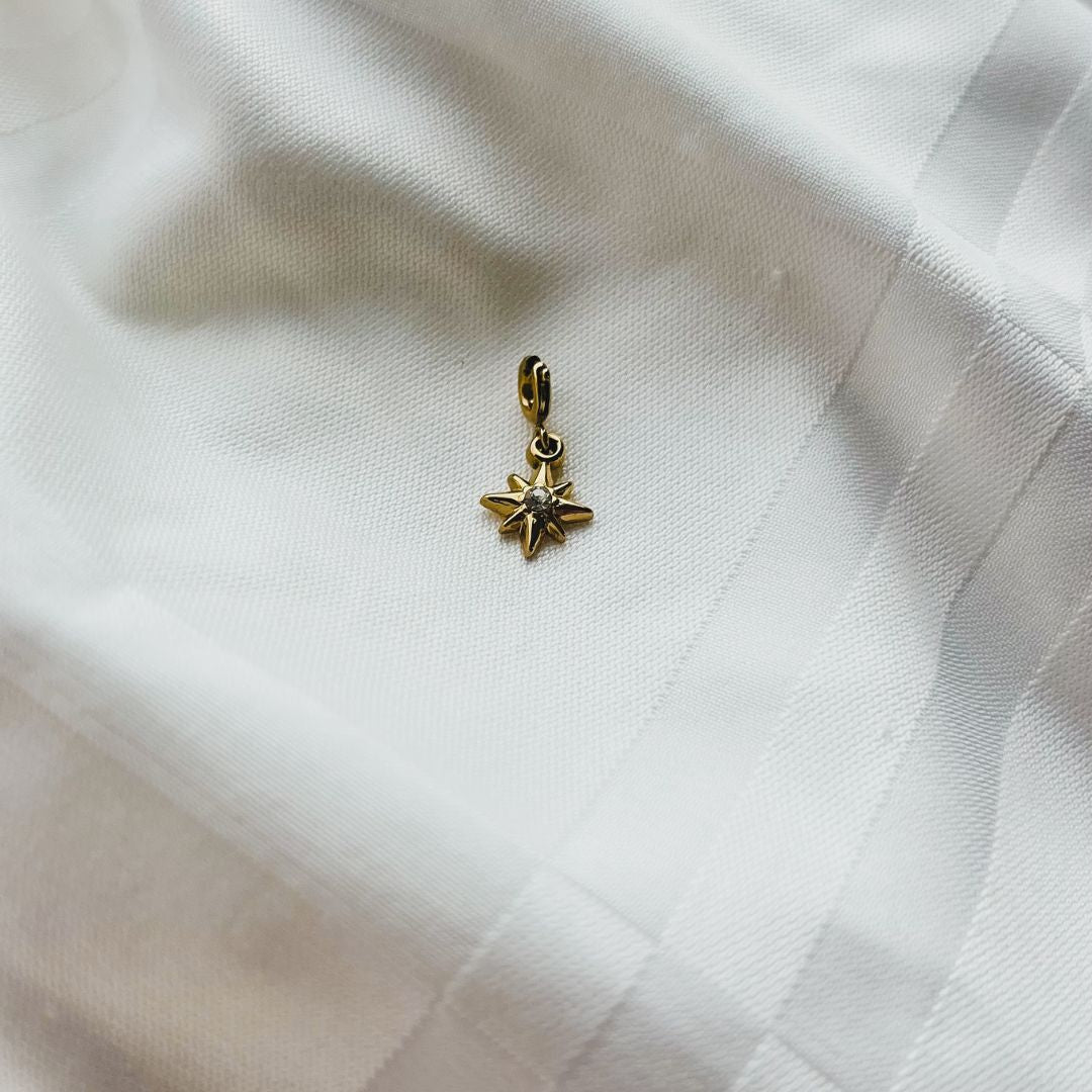 Northern Star | Ster bedel | Sterretje hanger | The Charm Bar | Sieraden By Frances Falicia
