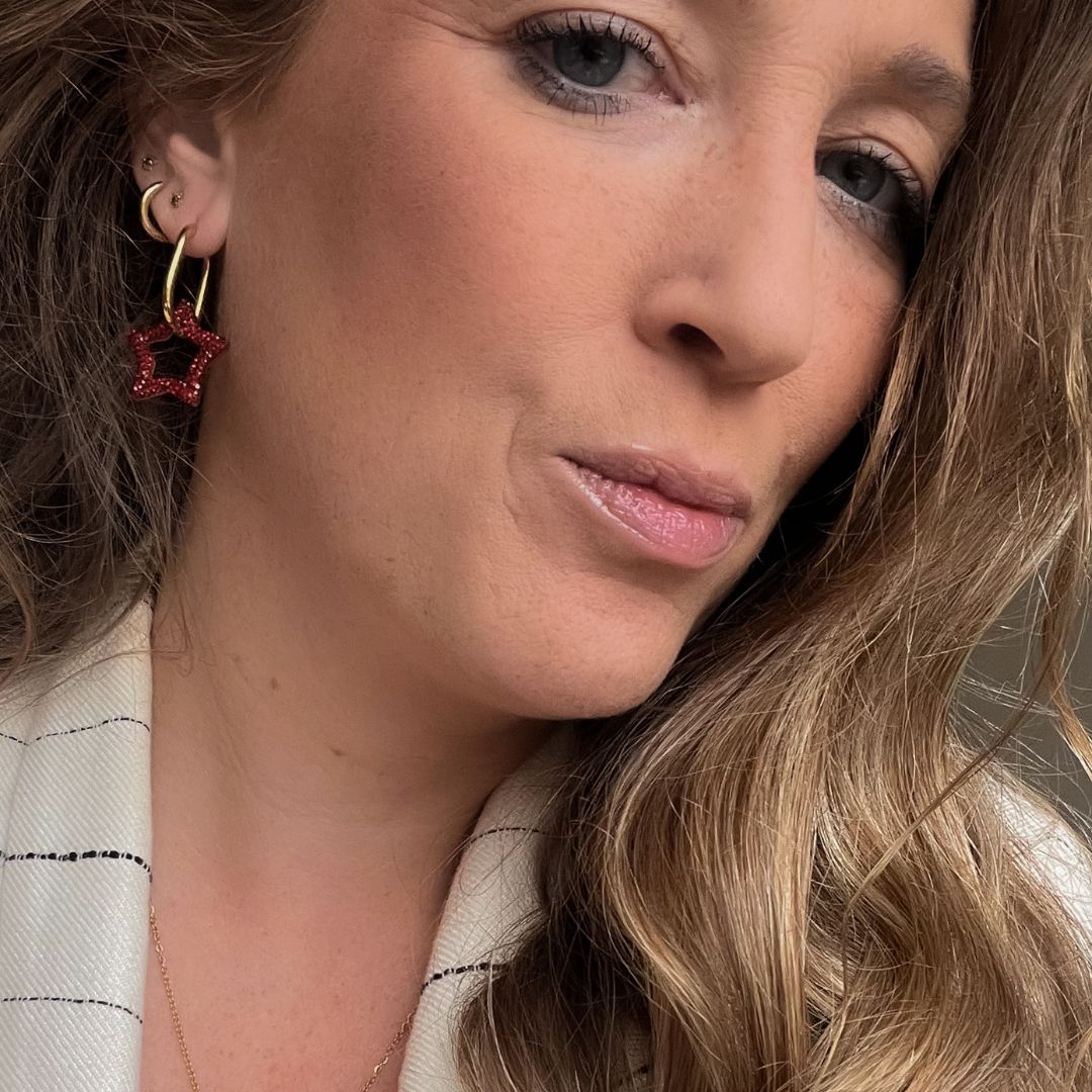 Ovalen oorbellen met ster rood |Stainless steel sieraden By Frances Falicia