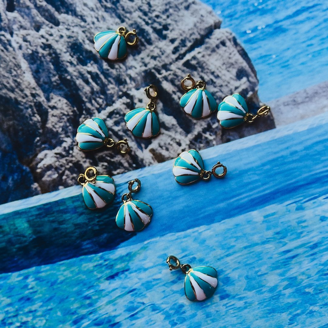 Seashell Breeze | Schelp bedel | shell hangertje | The Charm Bar | Sieraden By Frances Falicia