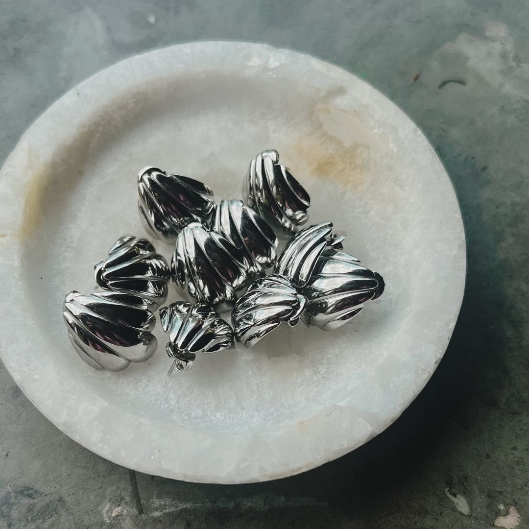 Schelp oorbellen | Seashell studs | Stainless steel sieraden By Frances Falicia