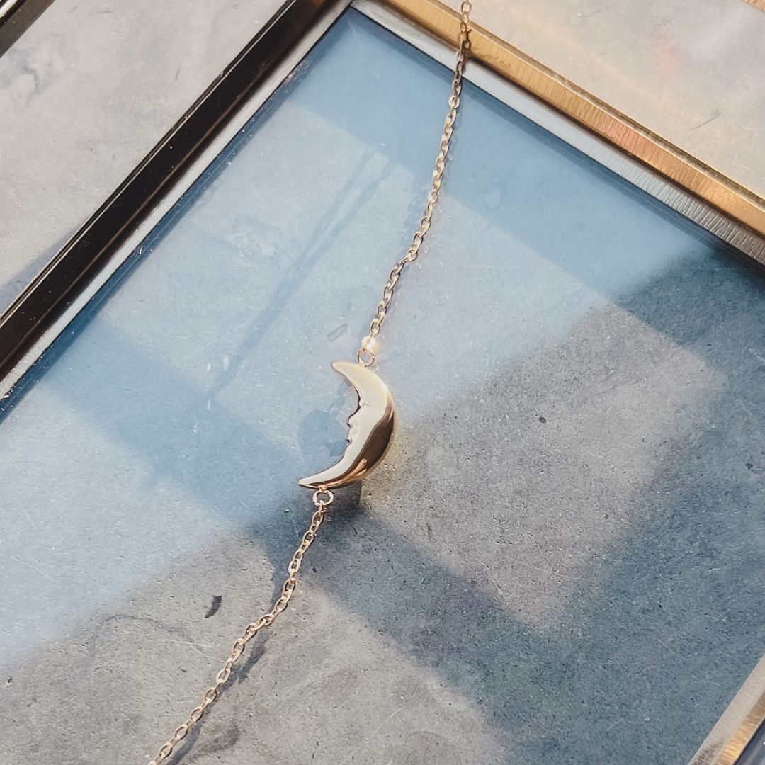 Sleeping Moon | Halve maan ketting | Sieraden By Frances Falicia