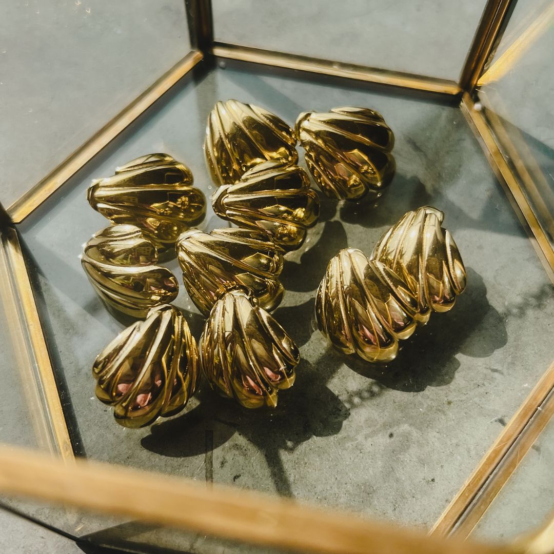 Schelp oorbellen | Seashell studs | Stainless steel sieraden By Frances Falicia