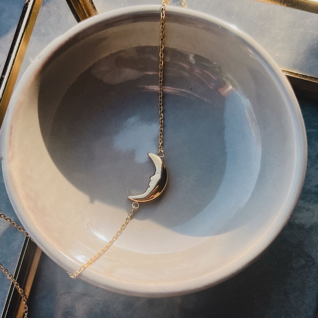 Sleeping Moon | Halve maan ketting | Sieraden By Frances Falicia