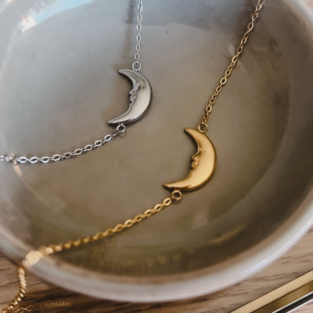Sleeping Moon | Halve maan ketting | Sieraden By Frances Falicia