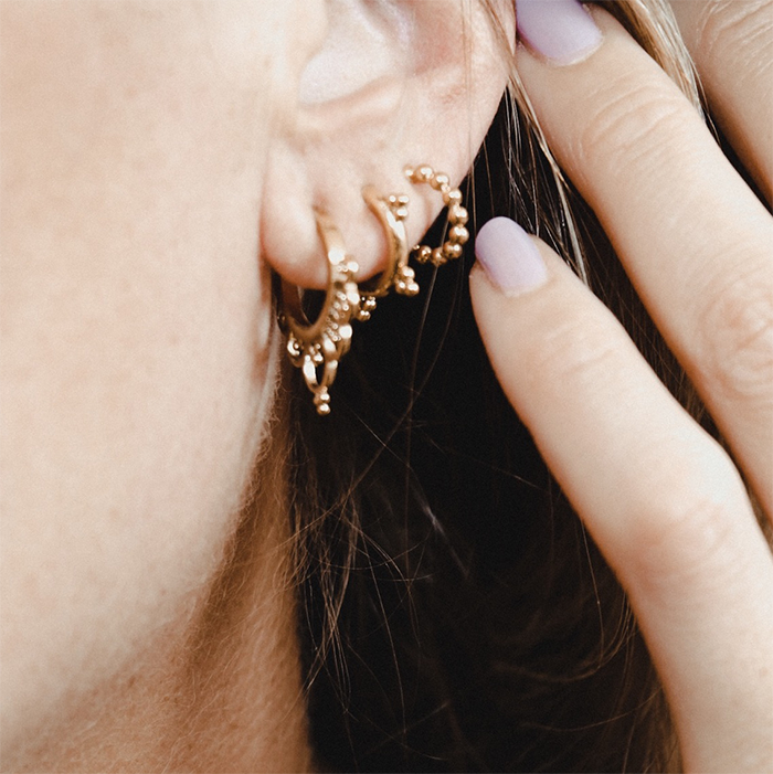 Gouden Bali Hoops in diverse maten.