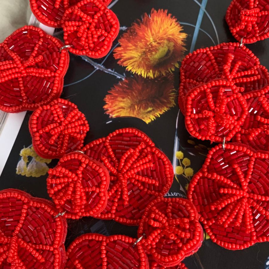 Flower power oorbellen | Bloemen oorbellen | Kralen oorbellen | Stoffen oorbellen | Rode oorbellen | By Frances Falicia