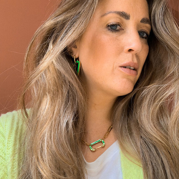 Oval hoops met grote schakel | Groene oorbellen | Schakelketting met grote schakel | Frances Falicia