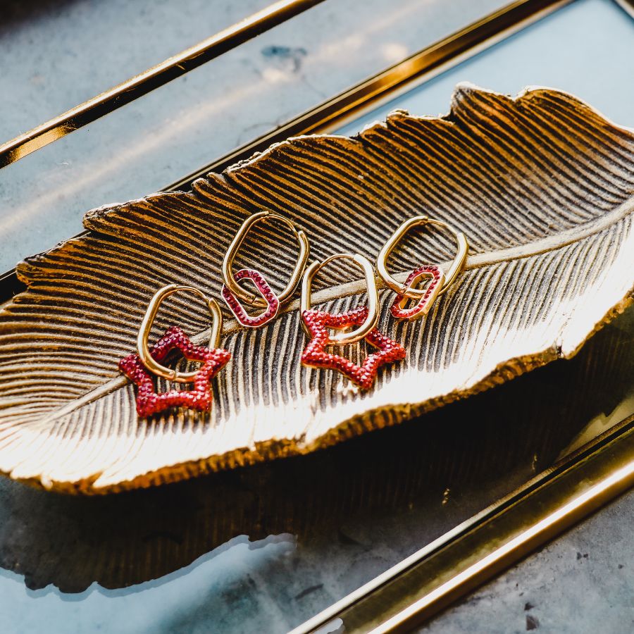 Ovalen oorbellen met ster rood | Frances Falicia