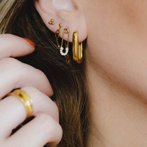 veiligheidsspeld oorbellen | rectangle hoops | Frances Falicia