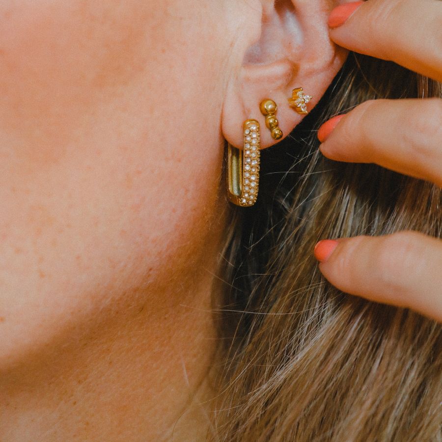 Oorknopjes met bolletjes | flower piercing | Frances Falicia | Stainless steel sieraden