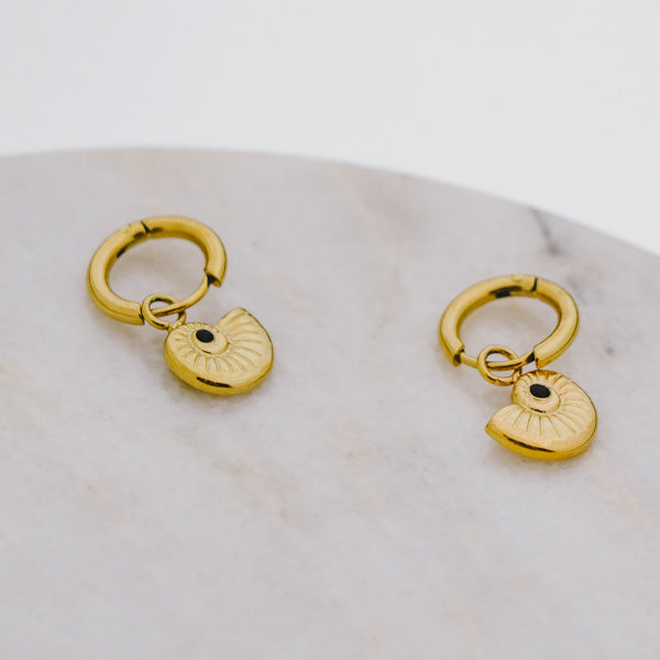oorbellen met schelpje | Frances Falicia