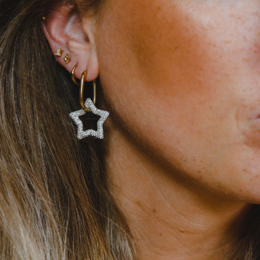 ster oorpiercing | bliksem piercing | Oval hoops met ster | Frances Falicia