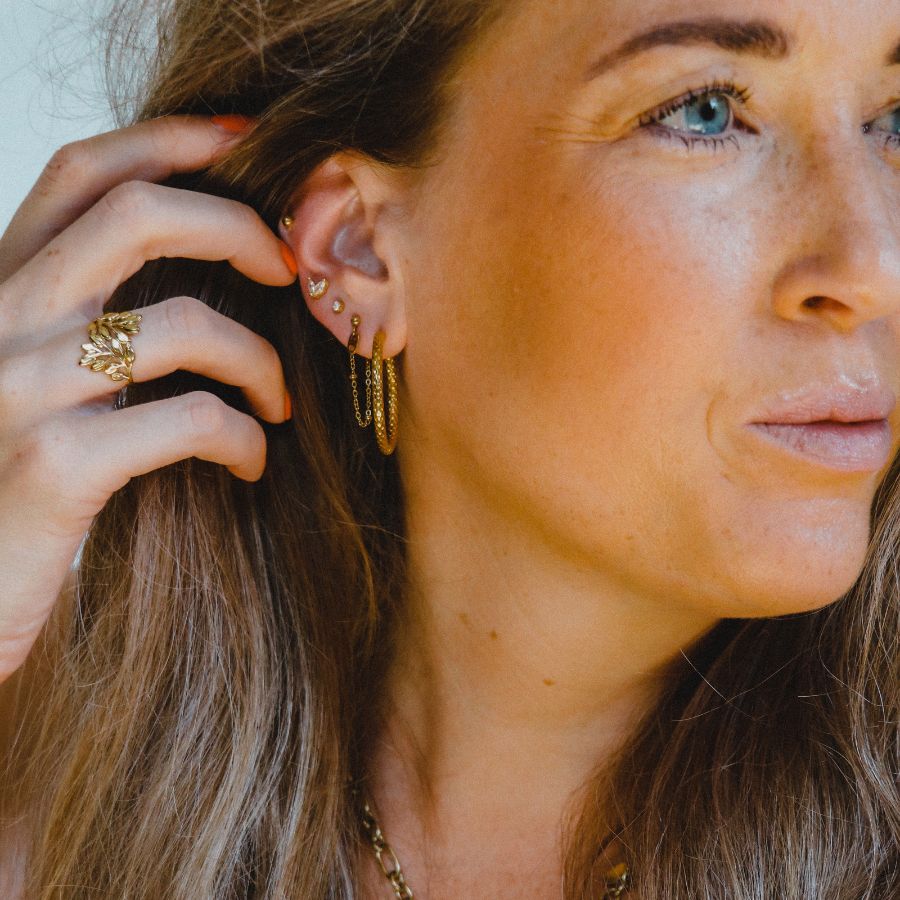 tiny leaves oorpiercing | Minimalistische oorknopjes | Zirkonia | Frances Falicia