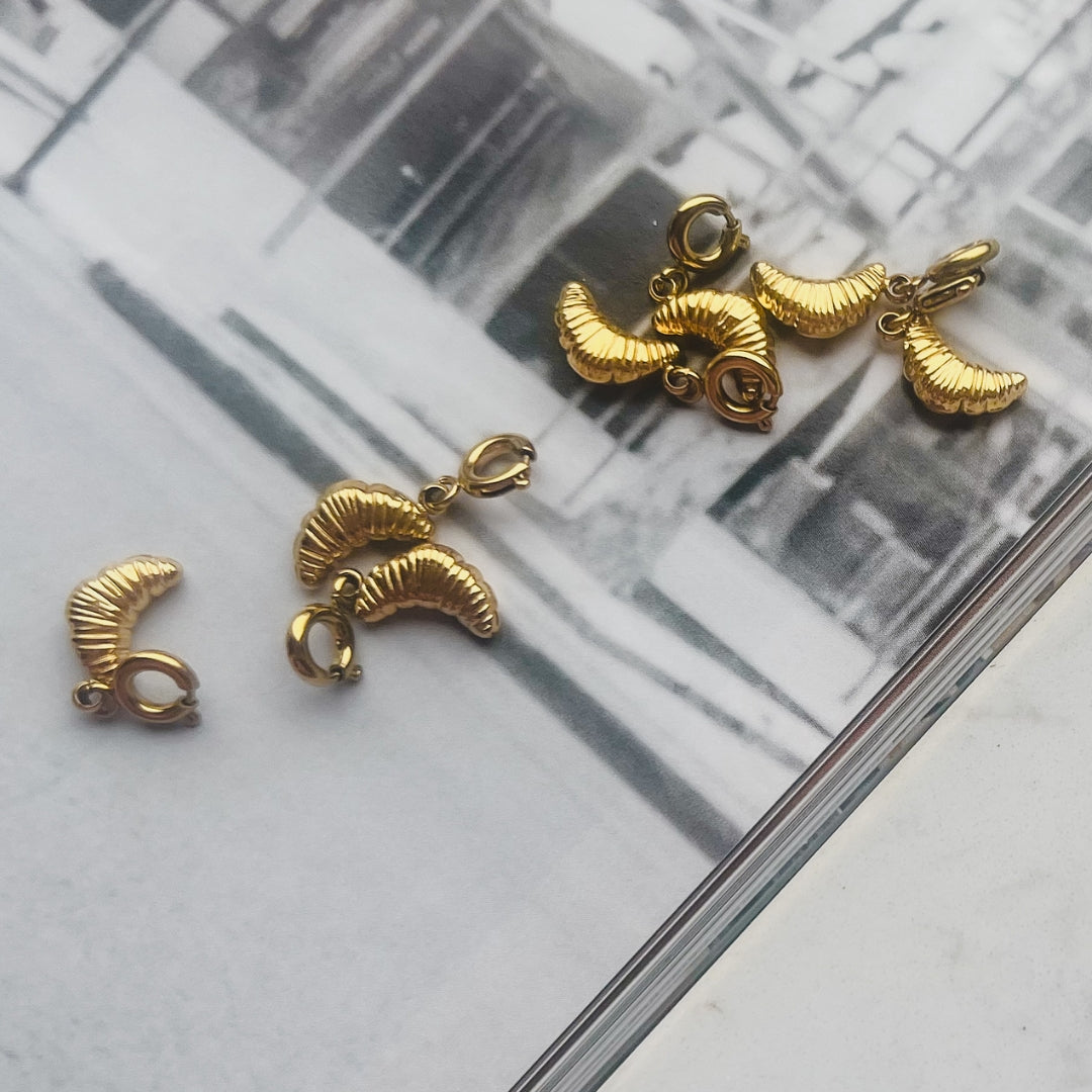 Golden Croissant Charm | Croissant bedel | The Charm Bar | Sieraden By Frances Falicia