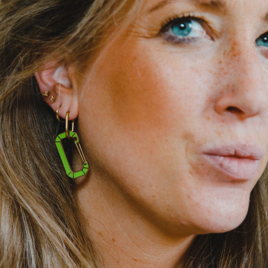 ster oorpiercing | bliksem piercing | statement oorbellen groen | Frances Falicia